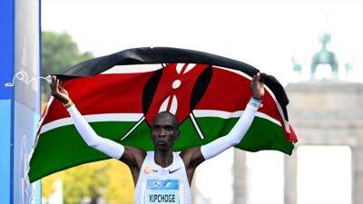 Eliud Kipchoge - 37-year-old double Olympic champion Eliud Kipchoge sets new World Record at Berlin Marathon - eurosport.com - Kenya - county Marathon