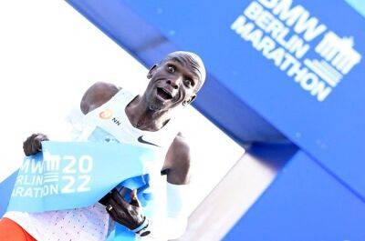 Eliud Kipchoge - Teamwork makes the dream work for relentless Eliud Kipchoge as he smashes world record again - news24.com - Germany - Ethiopia -  Tokyo -  Berlin - Kenya