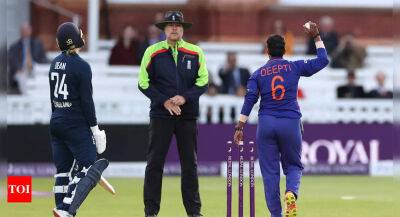 James Anderson - Stuart Broad - Sam Billings - How about awarding wicket to bowler for presence of mind: Ashwin - timesofindia.indiatimes.com - Britain - India