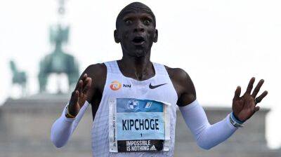 Eliud Kipchoge - Eliud Kipchoge breaks marathon world record in Berlin - nbcsports.com - Germany - Usa - Ethiopia - London -  Chicago - Kenya - county Marathon