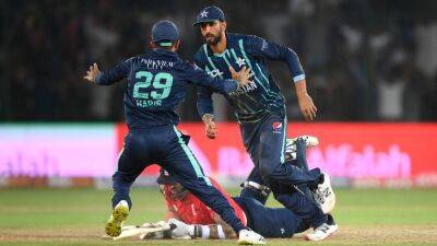 Liam Dawson - Reece Topley - Pakistan level T20 series with England after thrilling finish in Karachi - thenationalnews.com - Pakistan -  Karachi