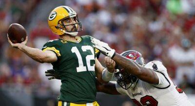 Tom Brady - Aaron Rodgers - Leonard Fournette - Packers hang on by thread to beat Bucs in potential last Tom Brady-Aaron Rodgers game - foxnews.com - Florida - county Bay