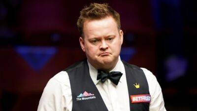 Shaun Murphy pots final black of the match along with white to lose to Gary Wilson at 2022 British Open
