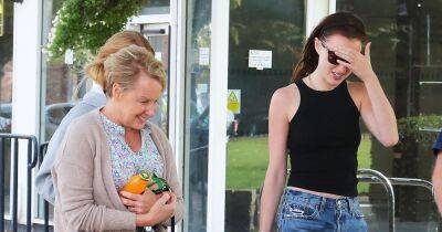 Bridgerton star Phoebe Dynevor spotted in Cheshire with Corrie star mum Sally and look-alike younger sister - manchestereveningnews.co.uk - Jordan - county Hale - county Cheshire