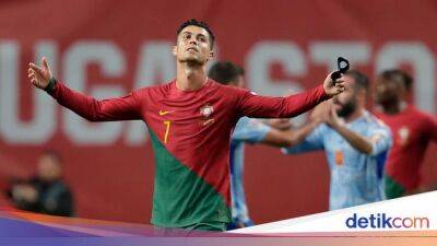 Cristiano Ronaldo - Roja La-Furia - Lagi, Ronaldo yang Kesal Buang Ban Kapten Portugal! - sport.detik.com - Manchester - Portugal