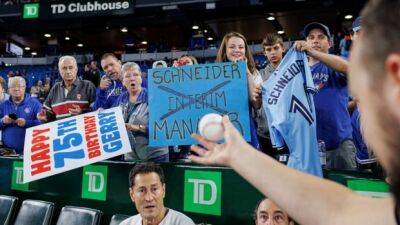 Blue Jays fan Frankie Lasagna just misses catching Aaron Judge's 61st home run ball