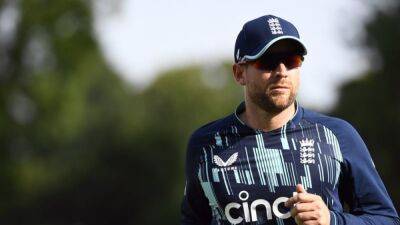 Dawid Malan - Andrew Strauss - Malan backs Strauss review, Boycott fears 'death of county cricket' - channelnewsasia.com - Pakistan -  Lahore