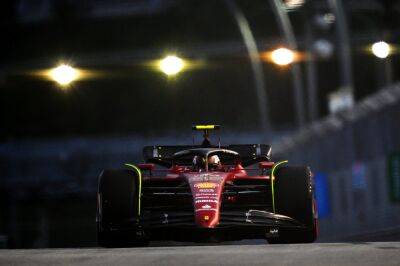 Max Verstappen - Toto Wolff - Valtteri Bottas - Sergio Perez - Esteban Ocon - Fernando Alonso - Charles Leclerc - Carlos Sainz - Singapore GP: Carlos Sainz fastest in FP2 - givemesport.com - county Lewis - county George - county Hamilton - Singapore -  Singapore - county Russell - county Alpine