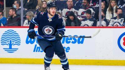Svechnikov, Sharks agree to terms on one-year deal