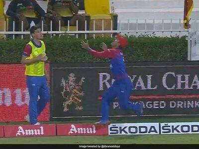 Dasun Shanaka - Mujeeb Ur - Watch: Najibullah Zadran's Juggling Act At Boundary Fence Brings About Dasun Shanaka's Dismissal - sports.ndtv.com - India - Sri Lanka - Afghanistan - Pakistan