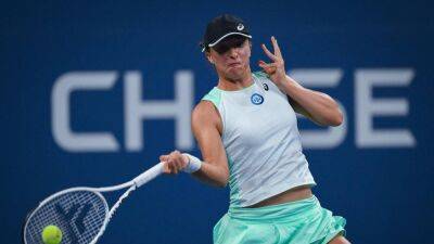 Iga Swiatek battles past Lauren Davis to reach US Open fourth round