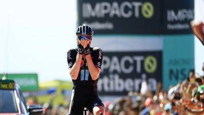 Arensman wins his first Vuelta stage, Evenepoel retains red jersey