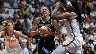 Courtney Vandersloot - Candace Parker - Parker helps Sky beat Sun to take series lead in WNBA semifinals - cbc.ca -  Chicago - state Connecticut