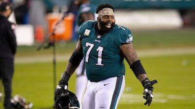 Cowboys sign Eagles legend offensive lineman to practice squad: report