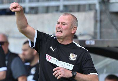 Dartford manager Alan Dowson brings players in for extra training session after fourth defeat in five games