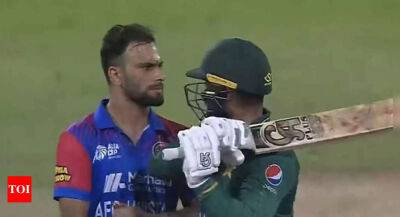 Asif Ali - Mohammad Nabi - Watch: Pakistan's Asif Ali flashes bat at Afghanistan's Fareed Ahmad in fiery Asia Cup clash - timesofindia.indiatimes.com - India - Dubai - Sri Lanka - Afghanistan - Pakistan