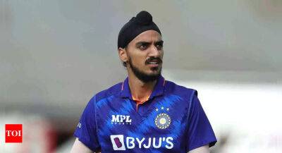 Harbhajan Singh - Arshdeep Singh - Watch: 'Fan' abuses Arshdeep Singh while boarding team bus as security officers go missing - timesofindia.indiatimes.com - India - Dubai - Sri Lanka - Pakistan