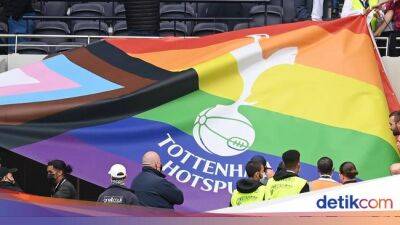 Momen Fans Marseille Tarik dan Sobek Bendera LGBTQ Tottenham