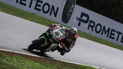 WorldSBK Magny-Cours: Lowes leads wet opening session
