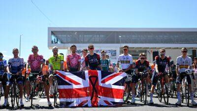 Brits and Ineos Grenadiers riders lead minute’s silence for Queen Elizabeth II at La Vuelta