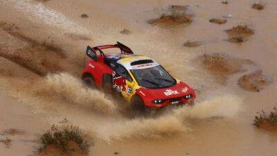 Rallying-Loeb wins Dakar ninth stage, Sainz suffers crash