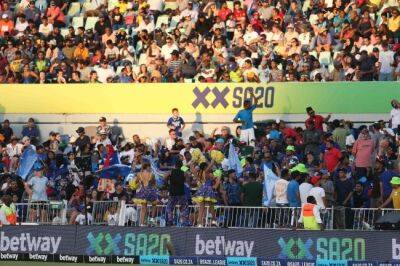 WATCH | What a catch! Kingsmead spectator has a shot at R1 million after one-handed grab at SA20 clash - news24.com - South Africa - India -  Durban