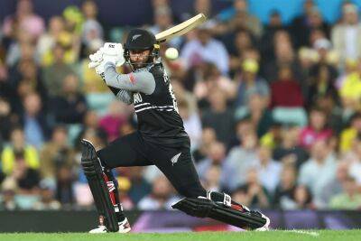 Conway's ton helps New Zealand thump Pakistan to level series