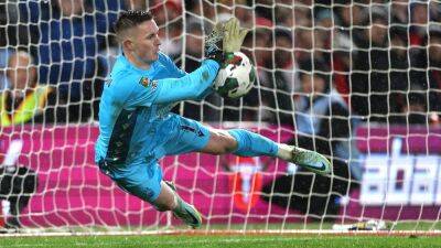 Dean Henderson the hero as Nottingham Forest reach Carabao Cup semis