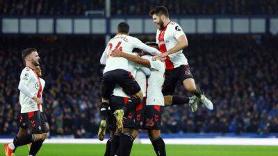 Ward-Prowse brace gives Southampton victory at ailing Everton