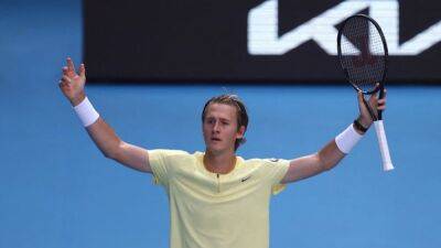 Lucky towel helps Korda reach first Grand Slam quarter-final