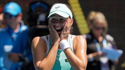 Unseeded Linette defeats former No. 1 Pliskova, advances to Australian Open semifinal