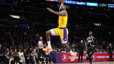 Paul George - LeBron James edges closer to Kareem Abdul-Jabbar's NBA all-time scoring record - euronews.com - Los Angeles -  Los Angeles