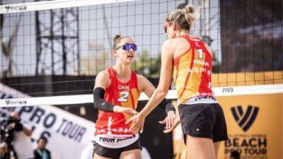 Canadian beach volleyballers Pavan, Bukovec drop 1st match together