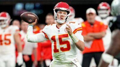 Mahomes sets record as Kansas City clinches AFC's top seed with win over Raiders