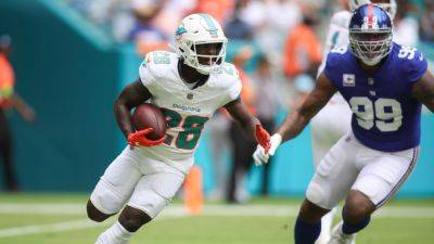 Dolphins RB De'Von Achane to miss time with knee injury, sources say - ESPN