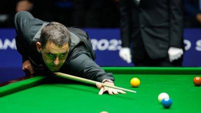Ronnie O'Sullivan digs in to progress at Wuhan Open