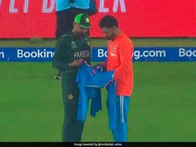 Watch: Virat Kohli Gifts Babar Azam India Jersey After Pakistan's Loss, Has Lengthy Discussion