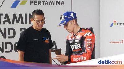 Fabio Quartararo - Francesco Bagnaia - Maverick Viñales - Jorge Martín - Erick Thohir - Kenang-kenangan Keris buat Para Juara MotoGP Indonesia 2023 - sport.detik.com - Indonesia