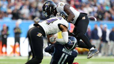 Ravens' Kyle Hamilton ejected for hit on Titans' Chris Moore - ESPN