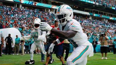 Dolphins' Tyreek Hill takes phone to perform dazzling celebration after latest touchdown