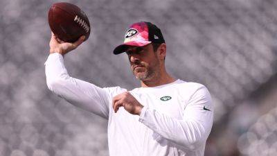Jets' Aaron Rodgers, sans crutches, throws in pregame warmups - ESPN