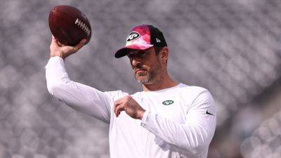 Aaron Rodgers throws on Jets' field during pregame warm-ups just weeks after Achilles surgery