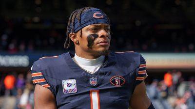 Bears' Justin Fields dislocated thumb on throwing hand in loss to Vikings: report