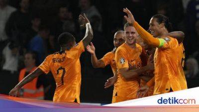 Virgil Van-Dijk - Denzel Dumfries - Steven Bergwijn - Yunani Vs Belanda: Penalti Van Dijk Menangkan Oranje di Injury Time - sport.detik.com - Gibraltar