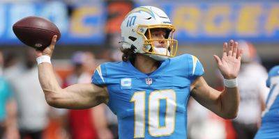 Justin Herbert - Is Justin Herbert Single? Meet the Quarterback's Rumored Girlfriend, Sports Reporter Taylor Bisciotti - justjared.com - Georgia - Los Angeles