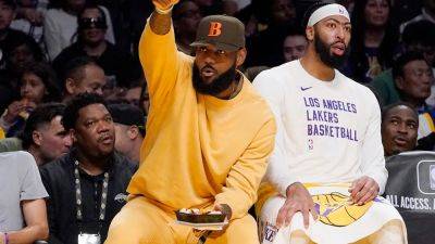 Lakers great 'didn't like' LeBron James eating on bench during preseason game