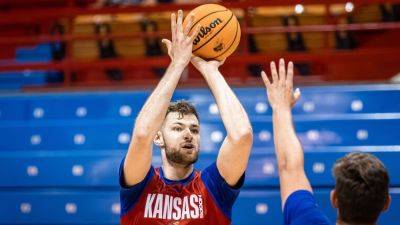 Hunter Dickinson relishes Kansas' spot atop preseason poll - ESPN