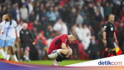 Gary Neville - Viral! Atap Old Trafford Bocor Bikin Penonton Kehujanan - sport.detik.com