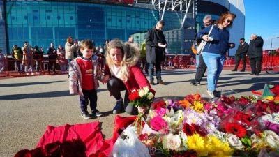 Bobby Charlton - Wayne Rooney - Ryan Giggs - Red Devils - Manchester United fans flock to Old Trafford to pay tribute to Bobby Charlton - rte.ie - Britain - county Charlton