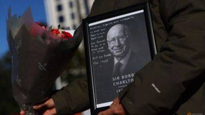 Bobby Charlton - Harry Maguire - Diogo Dalot - Pep Guardiola - Fans pay tribute to Bobby Charlton at Old Trafford - channelnewsasia.com - Britain - county Charlton